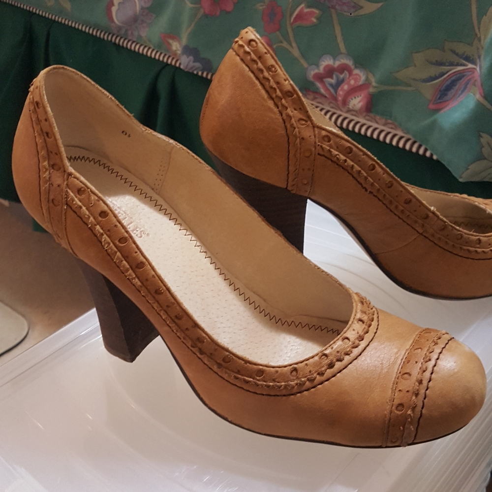 Seychelles Tan Leather Brogue-Detail Block Heel Pumps
